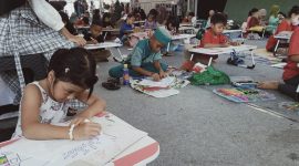 Salah seorang peserta lomba mewarnai kaligrafi memeriahkan gelegar pesona khaZanah Ramadhan 1446 H. Selasa (11/03/2022). Foto (Dedi Suhadi/GONTB).