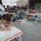 Salah seorang peserta lomba mewarnai kaligrafi memeriahkan gelegar pesona khaZanah Ramadhan 1446 H. Selasa (11/03/2022). Foto (Dedi Suhadi/GONTB).