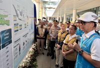 Menteri ESDM, Bahlil Lahadalia (kedua dari kanan) menerima penjelasan walking gallery oleh Direktur Utama PLN, Darmawan Prasodjo (kanan) terkait kondisi kelistrikan dan infrastruktur charging EV di SPKLU Pelabuhan Merak, Banten pada Kamis, (13/3/2025). Foto (Doc.PLN)