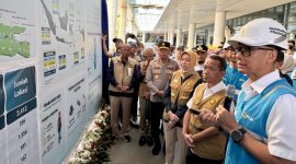 Menteri ESDM, Bahlil Lahadalia (kedua dari kanan) menerima penjelasan walking gallery oleh Direktur Utama PLN, Darmawan Prasodjo (kanan) terkait kondisi kelistrikan dan infrastruktur charging EV di SPKLU Pelabuhan Merak, Banten pada Kamis, (13/3/2025). Foto (Doc.PLN)