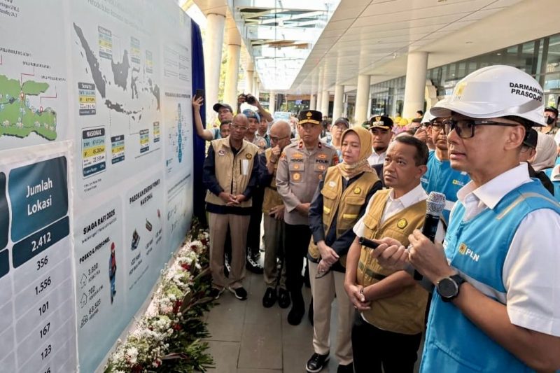 Menteri ESDM, Bahlil Lahadalia (kedua dari kanan) menerima penjelasan walking gallery oleh Direktur Utama PLN, Darmawan Prasodjo (kanan) terkait kondisi kelistrikan dan infrastruktur charging EV di SPKLU Pelabuhan Merak, Banten pada Kamis, (13/3/2025). Foto (Doc.PLN)