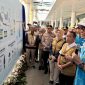 Menteri ESDM, Bahlil Lahadalia (kedua dari kanan) menerima penjelasan walking gallery oleh Direktur Utama PLN, Darmawan Prasodjo (kanan) terkait kondisi kelistrikan dan infrastruktur charging EV di SPKLU Pelabuhan Merak, Banten pada Kamis, (13/3/2025). Foto (Doc.PLN)