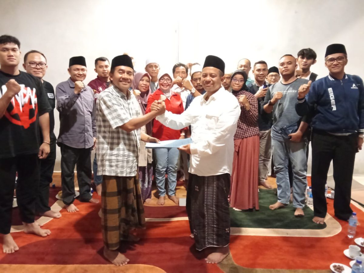Ketua Cabor PBSI H.Fahmi dari kiri dan bersama beberapa cabor menyerahkan berkas dukungan untuk calon ketua KONI Lombok Barat Abubakar Abdullah . Dikediamanya meninting Lobar, 18/03/2025. Foto (Doc.Ist)