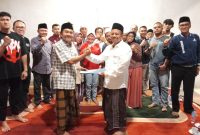 Ketua Cabor PBSI H.Fahmi dari kiri dan bersama beberapa cabor menyerahkan berkas dukungan untuk calon ketua KONI Lombok Barat Abubakar Abdullah . Dikediamanya meninting Lobar, 18/03/2025. Foto (Doc.Ist)