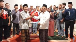 Ketua Cabor PBSI H.Fahmi dari kiri dan bersama beberapa cabor menyerahkan berkas dukungan untuk calon ketua KONI Lombok Barat Abubakar Abdullah . Dikediamanya meninting Lobar, 18/03/2025. Foto (Doc.Ist)