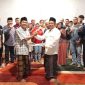Ketua Cabor PBSI H.Fahmi dari kiri dan bersama beberapa cabor menyerahkan berkas dukungan untuk calon ketua KONI Lombok Barat Abubakar Abdullah . Dikediamanya meninting Lobar, 18/03/2025. Foto (Doc.Ist)