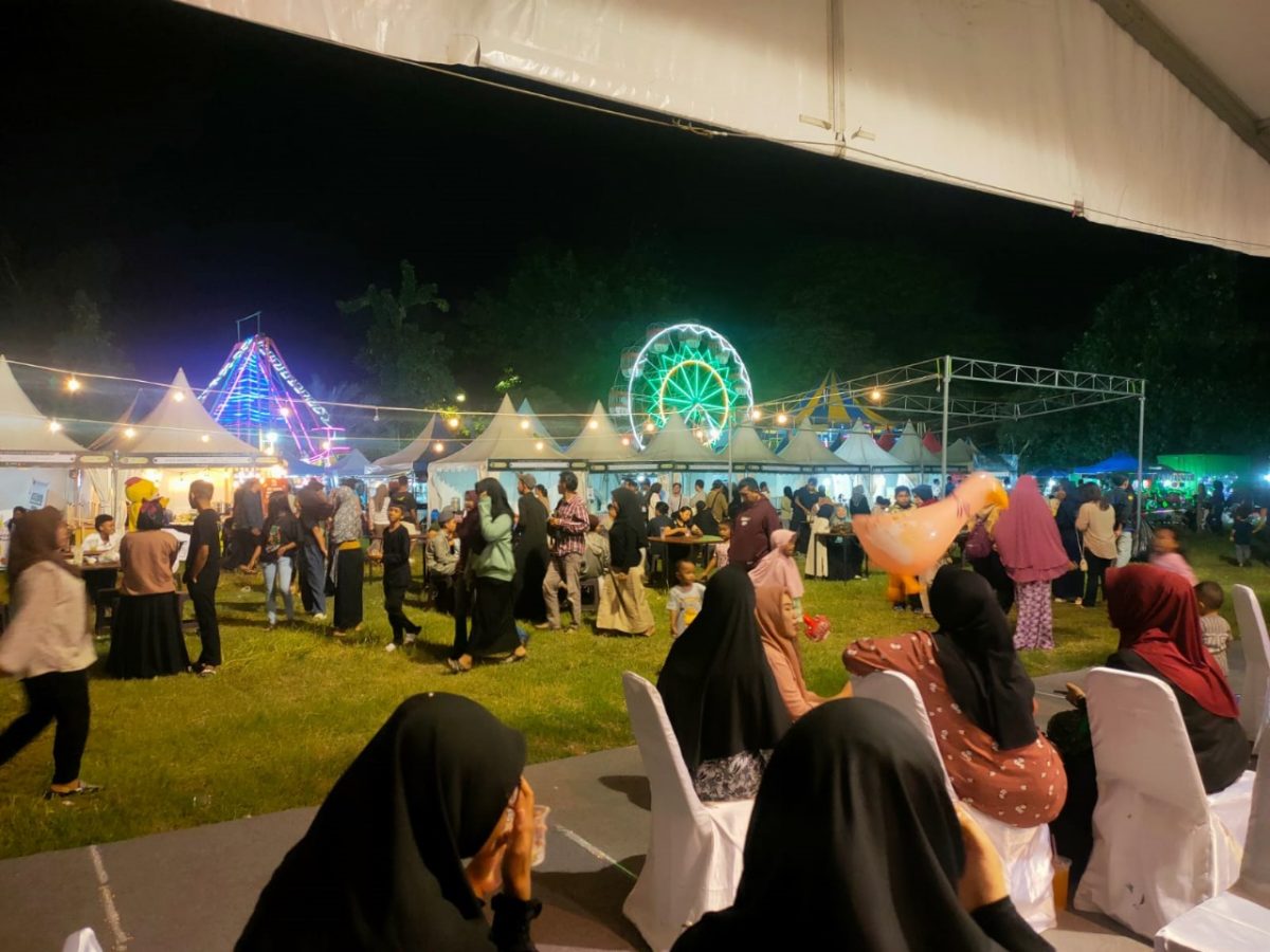 Warga menikmati Gelegar Pesona Khazanah Ramadhan di Mataram. Foto (Dedi Suhadi/GONTB).