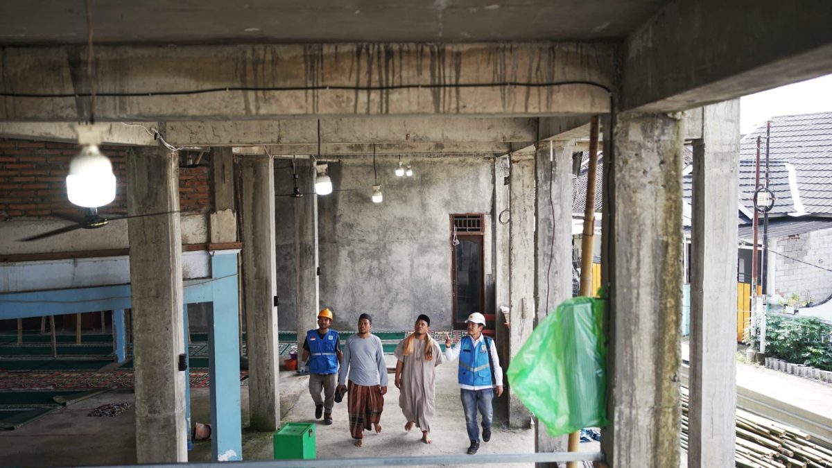 Pelanggan ditempat ibadah menikmati pasang baru/tambah daya gratis dari program terang ramadhan PLN. Foto (PLN)