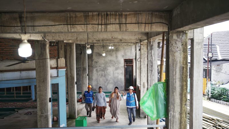 Pelanggan ditempat ibadah menikmati pasang baru/tambah daya gratis dari program terang ramadhan PLN. Foto (PLN)