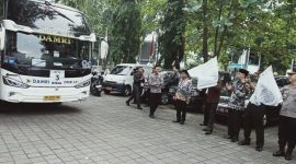 Walikota Mataram, Mohan Roliskana saat melepas pemudik asal Sumbawa di Mataram, Rabu (26/03/2025). Foto (Dedi Suhadi)