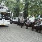 Walikota Mataram, Mohan Roliskana saat melepas pemudik asal Sumbawa di Mataram, Rabu (26/03/2025). Foto (Dedi Suhadi)