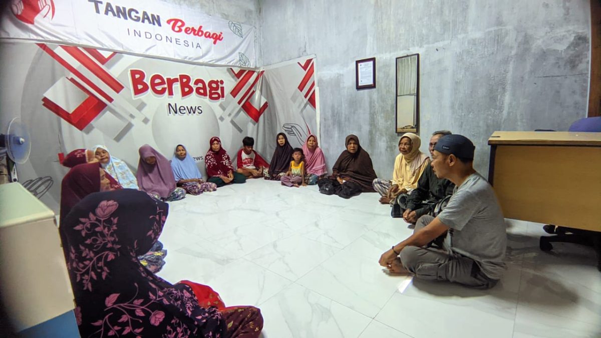 Yayasan Tangan Berbagi Indonesia Berbagi Santunan kepada warga sekitar yang berada di sekretariat Tangan Berbagi. Sabtu (29/03/2025). Foto (Deni/GONTB).