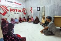Yayasan Tangan Berbagi Indonesia Berbagi Santunan kepada warga sekitar yang berada di sekretariat Tangan Berbagi. Sabtu (29/03/2025). Foto (Deni/GONTB).