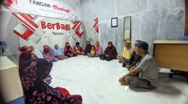 Yayasan Tangan Berbagi Indonesia Berbagi Santunan kepada warga sekitar yang berada di sekretariat Tangan Berbagi. Sabtu (29/03/2025). Foto (Deni/GONTB).
