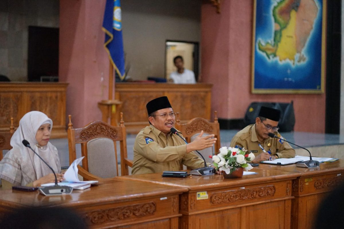 PERDANA: Bupati Lombok Barat H. Lalu Ahmad Zaini dan Wakil Bupati Hj. Nurul Adha, saat menggelar Rapat pimpinan. Senin 3 Maret 2025. Foto (GONTB/Ramli)