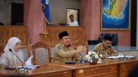 PERDANA: Bupati Lombok Barat H. Lalu Ahmad Zaini dan Wakil Bupati Hj. Nurul Adha, saat menggelar Rapat pimpinan. Senin 3 Maret 2025. Foto (GONTB/Ramli)