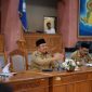 PERDANA: Bupati Lombok Barat H. Lalu Ahmad Zaini dan Wakil Bupati Hj. Nurul Adha, saat menggelar Rapat pimpinan. Senin 3 Maret 2025. Foto (GONTB/Ramli)