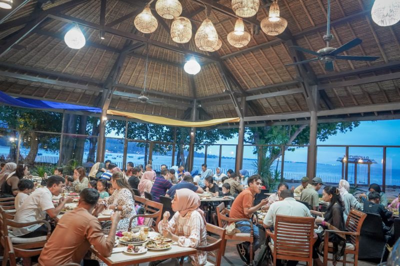 HARI PERTAMA PUASA: Kemeriahan giat berbuka puasa di Merumatta Hotel Senggigi, Lombok,. Sabtu (01/03/2025). Foto (Doc.Ist).
