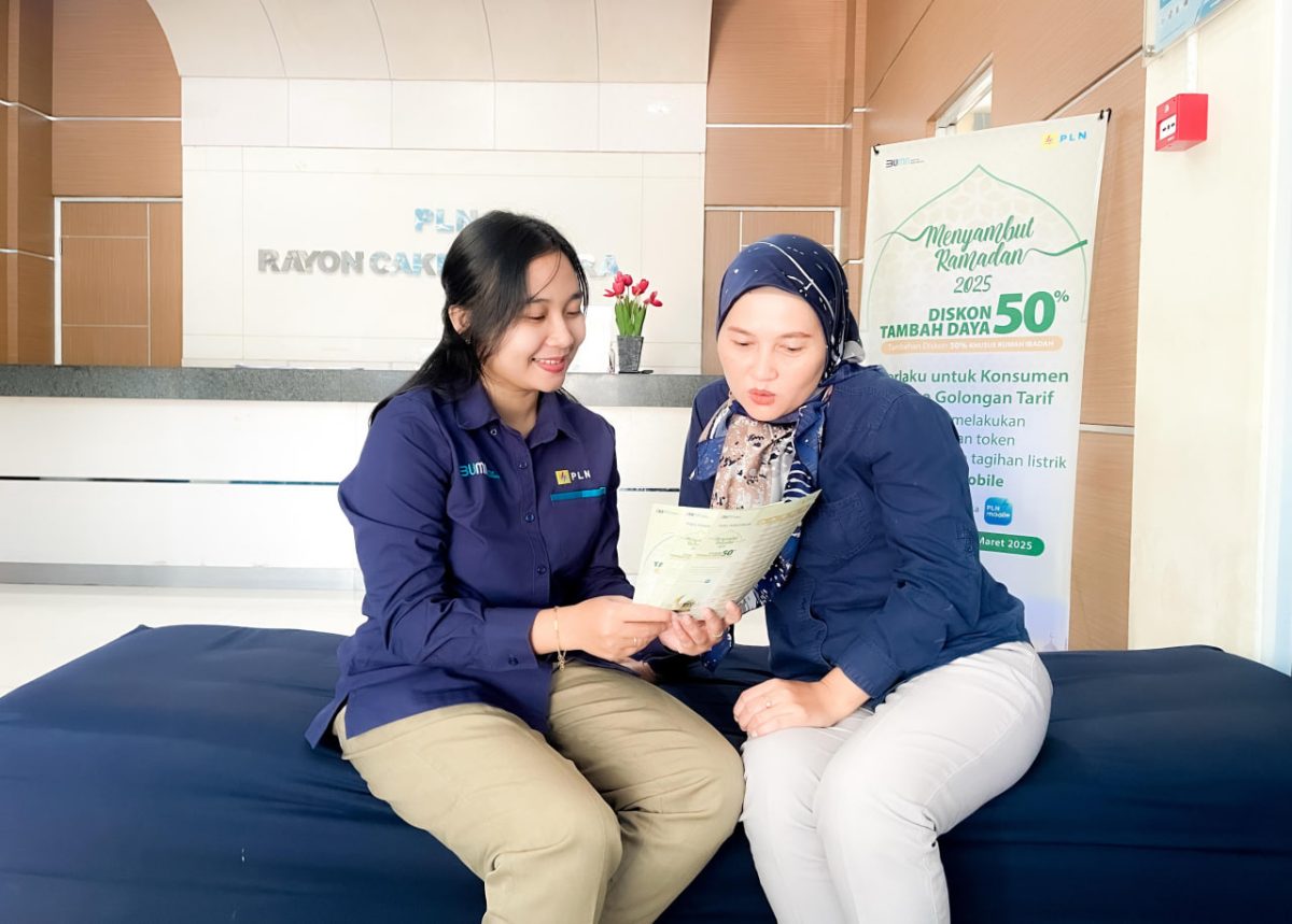 Pegawai PLN saat sedang sosialisasikan Program Diskon tambah Daya kepada Pelanggan dalam 