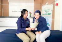 Pegawai PLN saat sedang sosialisasikan Program Diskon tambah Daya kepada Pelanggan dalam 