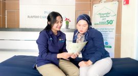 Pegawai PLN saat sedang sosialisasikan Program Diskon tambah Daya kepada Pelanggan dalam 