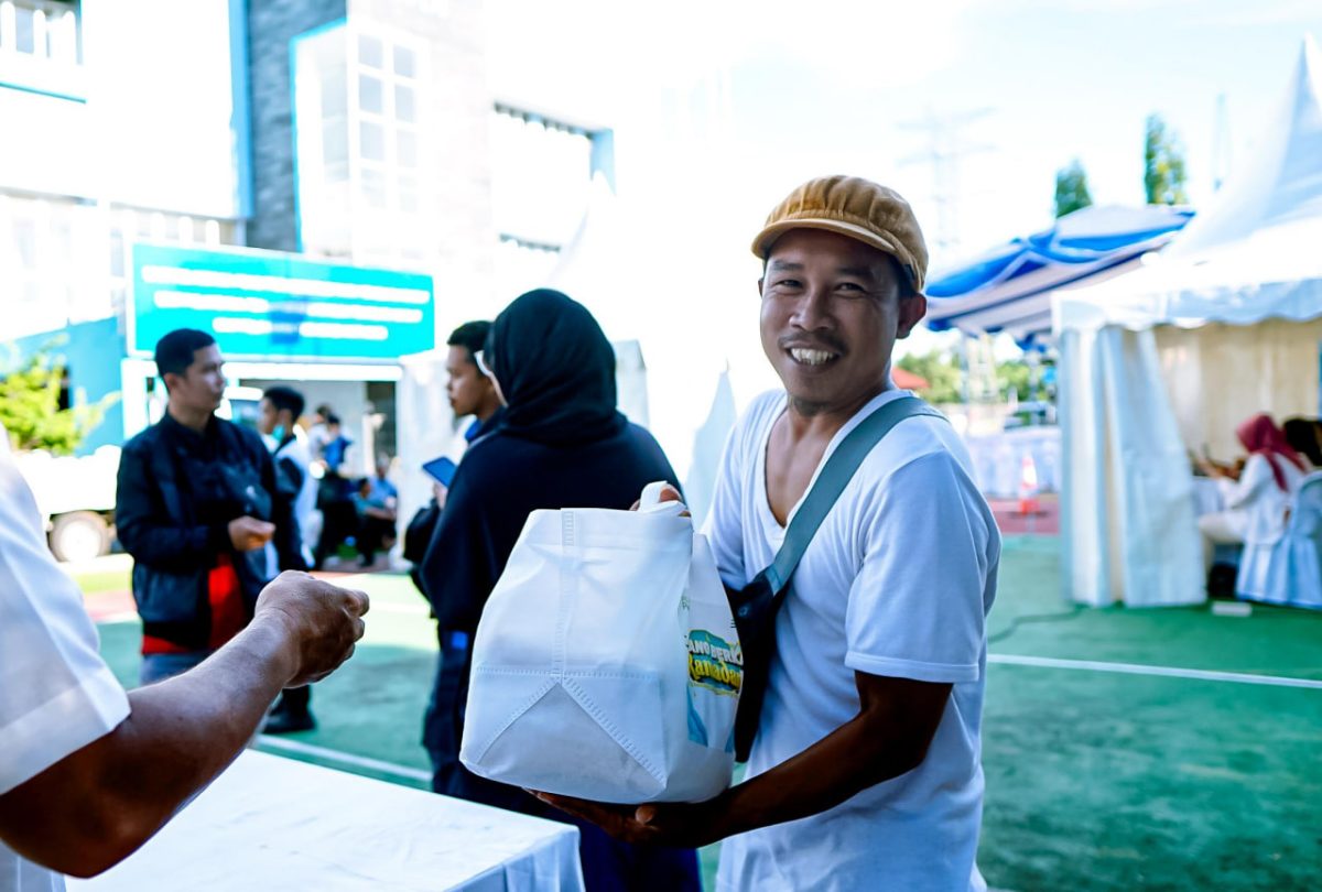 Salah satu penerima manfaat Paket Sembako Murah PLN NTB. Foto (Doc. PLN NTB)