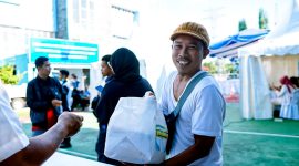 Salah satu penerima manfaat Paket Sembako Murah PLN NTB. Foto (Doc. PLN NTB)