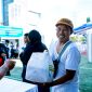 Salah satu penerima manfaat Paket Sembako Murah PLN NTB. Foto (Doc. PLN NTB)
