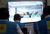 General Manager PLN UIW NTB, Sudjarwo saat mengikuti zoom dengan Direktur Utama PLN, Darmawan Prasodjo. Foto (PLN NTB)