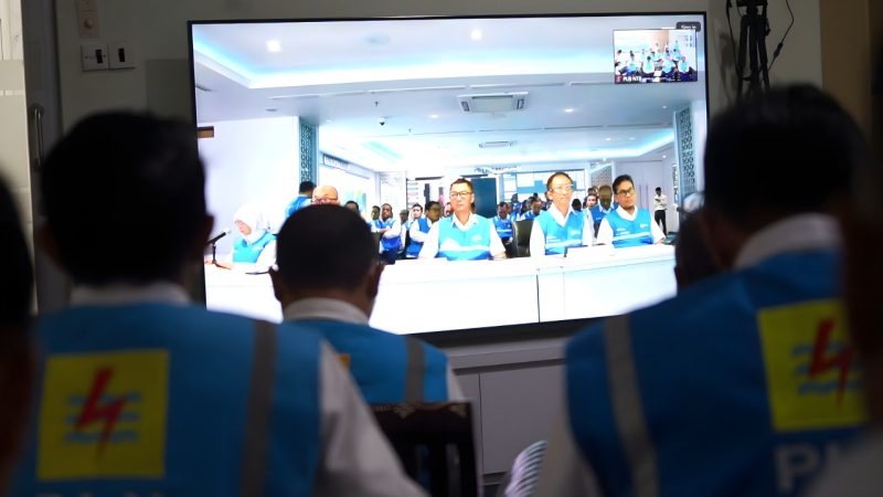 General Manager PLN UIW NTB, Sudjarwo saat mengikuti zoom dengan Direktur Utama PLN, Darmawan Prasodjo. Foto (PLN NTB)