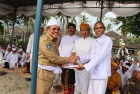 Bupati Lombok Barat H. Lalu Ahmad Zaini (LAZ) menghadiri upacara melasti Tingkat provinsi NTB di Pantai Cemara Kecamatan Batulayar. Senin, 24 Maret 2025. Foto (Doc.Ist).