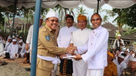 Bupati Lombok Barat H. Lalu Ahmad Zaini (LAZ) menghadiri upacara melasti Tingkat provinsi NTB di Pantai Cemara Kecamatan Batulayar. Senin, 24 Maret 2025. Foto (Doc.Ist).