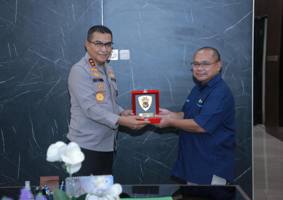 General Manager PLN UIW NTB Sudjarwo (Kanan) bersama Kapolda NTB Irjen Pol. Drs. Hadi Gunawan, S.H., S.I.K. (Kiri). Foto (Doc.Ist)