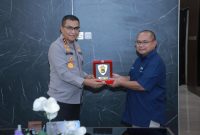 General Manager PLN UIW NTB Sudjarwo (Kanan) bersama Kapolda NTB Irjen Pol. Drs. Hadi Gunawan, S.H., S.I.K. (Kiri). Foto (Doc.Ist)