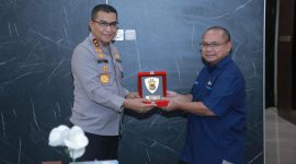 General Manager PLN UIW NTB Sudjarwo (Kanan) bersama Kapolda NTB Irjen Pol. Drs. Hadi Gunawan, S.H., S.I.K. (Kiri). Foto (Doc.Ist)