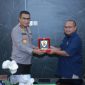 General Manager PLN UIW NTB Sudjarwo (Kanan) bersama Kapolda NTB Irjen Pol. Drs. Hadi Gunawan, S.H., S.I.K. (Kiri). Foto (Doc.Ist)