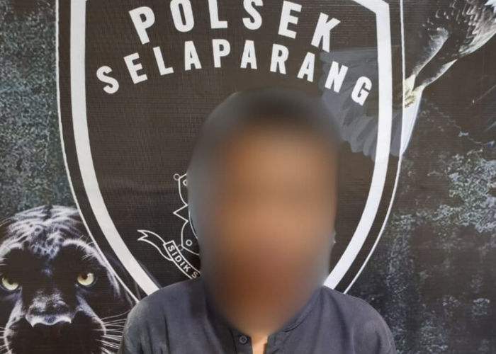 Seorang Pria yang mengaku bernama Grandong, umur 22 Tahun, asal Kecamatan Suela, Kabupaten Lombok Timur terpaksa diamankan Tim Opsnal Unit Reskrim Polsek Selaparang atas dugaan percobaan tindak pidana pencurian, Minggu (27/04/2025). Foto (Humas Polresta Mataram).