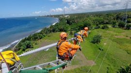 Ilustrasi petugas Pekerjaan Dalam Keadaan Bertegangan (PDKB) ketika melakukan pemeliharaan Saluran Kabel Laut Tegangan Tinggi (SKLT) untuk memastikan keandalan sistem transmisi. Foto (PLN)