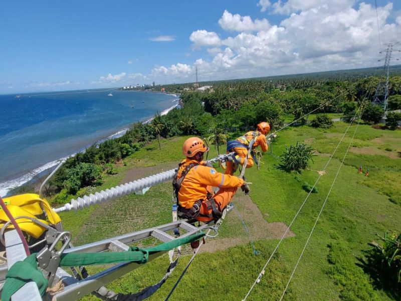 Ilustrasi petugas Pekerjaan Dalam Keadaan Bertegangan (PDKB) ketika melakukan pemeliharaan Saluran Kabel Laut Tegangan Tinggi (SKLT) untuk memastikan keandalan sistem transmisi. Foto (PLN)