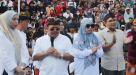 Bupati Lombok Barat (Lobar) H. Lalu Ahmad Zaini dan Wakil Bupati Hj. Nurul Adha pada Minggu sore, (20/04/2025) resmi menutup pergelaran Peresean. Foto (ProkopimLobar)