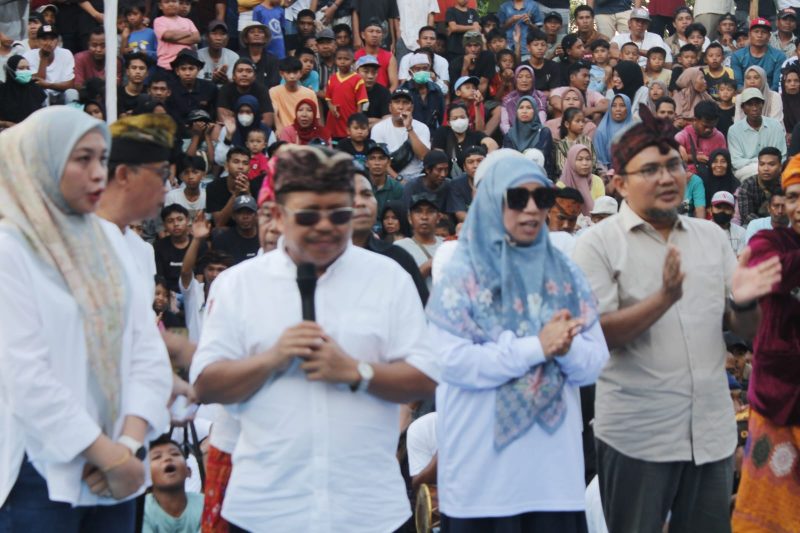 Bupati Lombok Barat (Lobar) H. Lalu Ahmad Zaini dan Wakil Bupati Hj. Nurul Adha pada Minggu sore, (20/04/2025) resmi menutup pergelaran Peresean. Foto (ProkopimLobar)