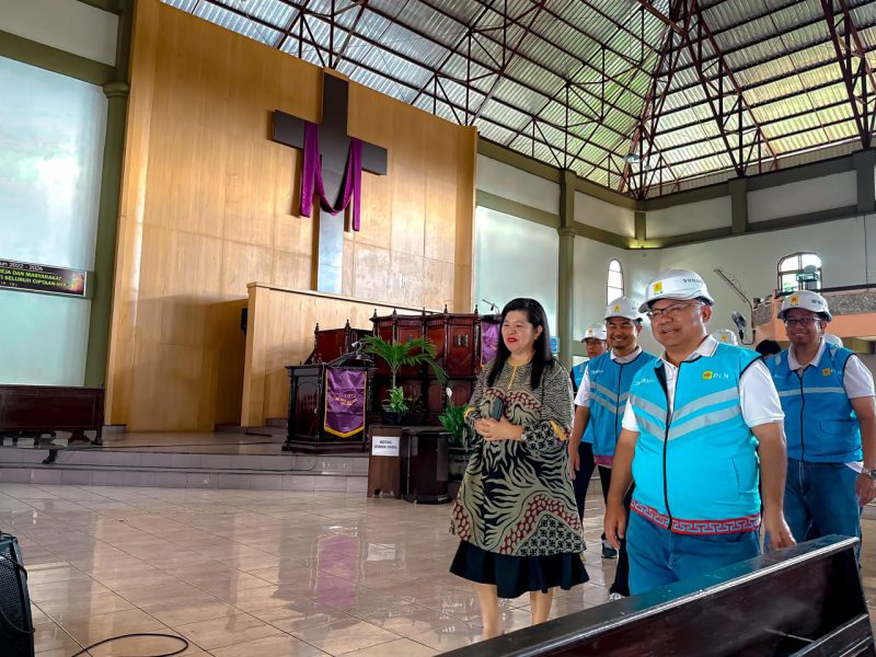 GM PLN NTB, Sudjarwo saat mengunjungi Gereja St. Maria Immaculata Catholic Church dan Gereja Jemaat Immanuel Mataram. Kamis (17/04/2025). Foto (Doc.PLN NTB).