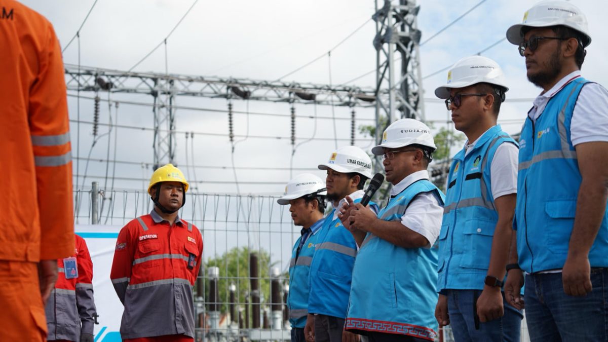 General Manager PLN UIW NTB, Sudjarwo pimpin langsung pemeliharaan Gardi Induk, pemeliharaan Gardu Induk (GI) di Desa Jatisela, Kecamatan Gunungsari, Lombok Barat, yang digelar pada Selasa (29/4/2025). Foto (Humas PLN NTB).