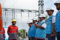 General Manager PLN UIW NTB, Sudjarwo pimpin langsung pemeliharaan Gardi Induk, pemeliharaan Gardu Induk (GI) di Desa Jatisela, Kecamatan Gunungsari, Lombok Barat, yang digelar pada Selasa (29/4/2025). Foto (Humas PLN NTB).