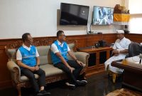 Direktur Utama PLN, Darmawan Prasodjo (kedua dari kanan), didampingi Direktur Distribusi PLN, Adi Priyanto (kiri) mengunjungi RSUP Prof. dr. I.G.N.G. Ngoerah, Denpasar, pada Sabtu (3/5) untuk memastikan layanan kesehatan berjalan normal pasca gangguan kelistrikan di Bali dan menyampaikan permohonan maaf secara langsung kepada Direktur Utama RSUP Prof. dr. I.G.N.G. Ngoerah, dr. I Wayan Sudana, M.Kes (kanan) atas ketidaknyamanan yang ditimbulkan. Foto (Humas PLN)