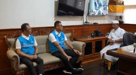 Direktur Utama PLN, Darmawan Prasodjo (kedua dari kanan), didampingi Direktur Distribusi PLN, Adi Priyanto (kiri) mengunjungi RSUP Prof. dr. I.G.N.G. Ngoerah, Denpasar, pada Sabtu (3/5) untuk memastikan layanan kesehatan berjalan normal pasca gangguan kelistrikan di Bali dan menyampaikan permohonan maaf secara langsung kepada Direktur Utama RSUP Prof. dr. I.G.N.G. Ngoerah, dr. I Wayan Sudana, M.Kes (kanan) atas ketidaknyamanan yang ditimbulkan. Foto (Humas PLN)