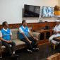 Direktur Utama PLN, Darmawan Prasodjo (kedua dari kanan), didampingi Direktur Distribusi PLN, Adi Priyanto (kiri) mengunjungi RSUP Prof. dr. I.G.N.G. Ngoerah, Denpasar, pada Sabtu (3/5) untuk memastikan layanan kesehatan berjalan normal pasca gangguan kelistrikan di Bali dan menyampaikan permohonan maaf secara langsung kepada Direktur Utama RSUP Prof. dr. I.G.N.G. Ngoerah, dr. I Wayan Sudana, M.Kes (kanan) atas ketidaknyamanan yang ditimbulkan. Foto (Humas PLN)