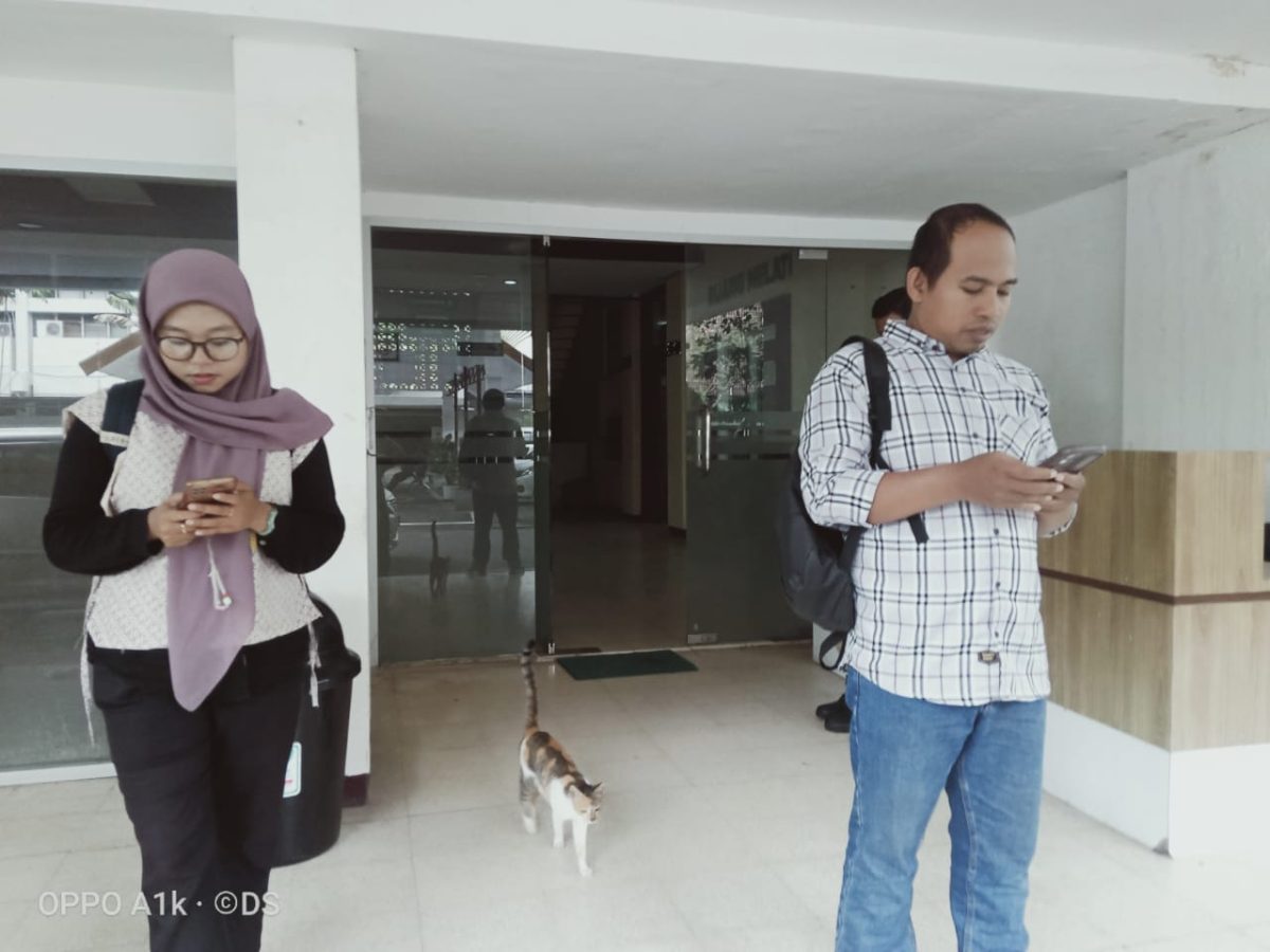 Wartawan di depan Kantor Biro Perekonomian Setda Provinsi NTB usai penggeledahan oleh Kejati NTB. Foto (DEdi Suhadi/gontb)