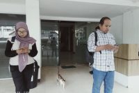 Wartawan di depan Kantor Biro Perekonomian Setda Provinsi NTB usai penggeledahan oleh Kejati NTB. Foto (DEdi Suhadi/gontb)