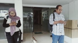 Wartawan di depan Kantor Biro Perekonomian Setda Provinsi NTB usai penggeledahan oleh Kejati NTB. Foto (DEdi Suhadi/gontb)